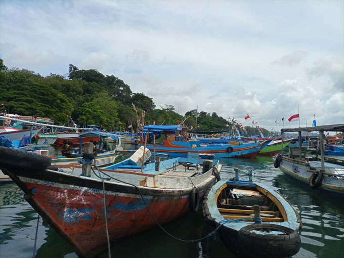Kapal-kapal nelayan tengah bersandar di Pelabuhan Sendang Biru, Kabupaten Malang, Jawa Timur, Selasa (22/11/2022).